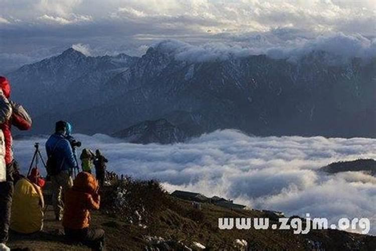 梦到上山旅游是什么意思