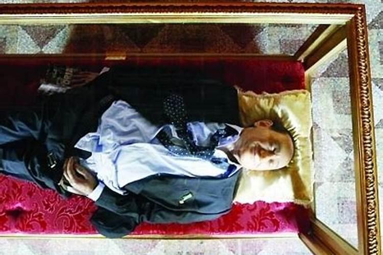 梦见活着的父亲死了躺在棺材里