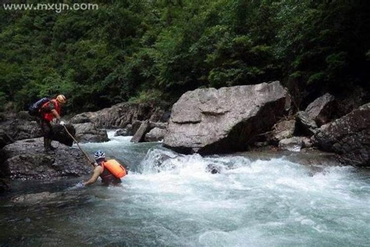 梦见水流很急的大河