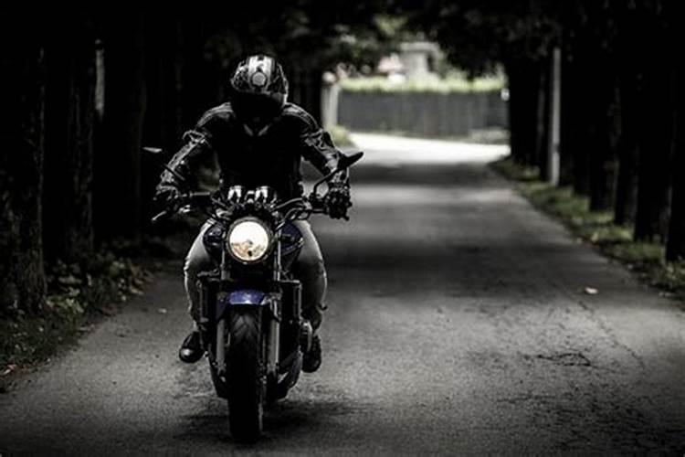 梦见骑摩托车带人走下坡路