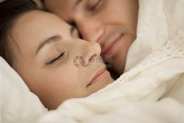 梦见和自己喜欢的人抱在一起睡觉