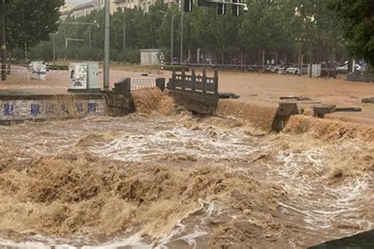 梦见大雨成灾洪水泛滥