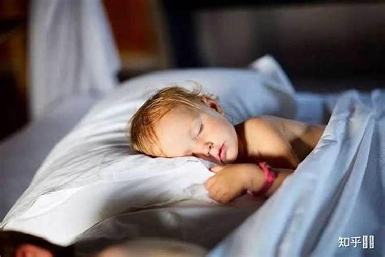 梦见七个婴儿在床上睡