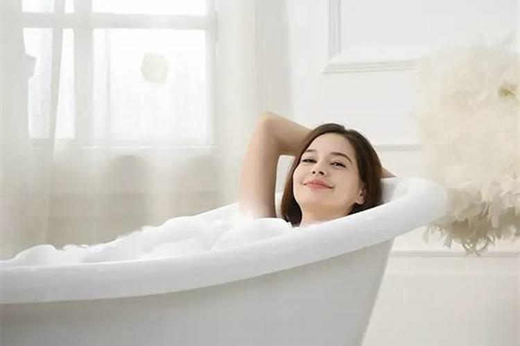 梦见和熟悉的女人洗热水澡