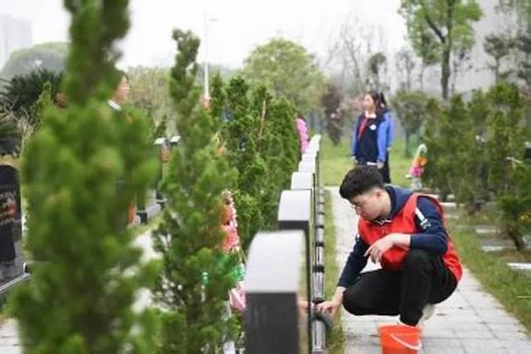 梦见死去亲人出车祸