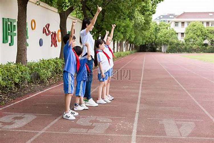 梦见很多同学在学校操场上