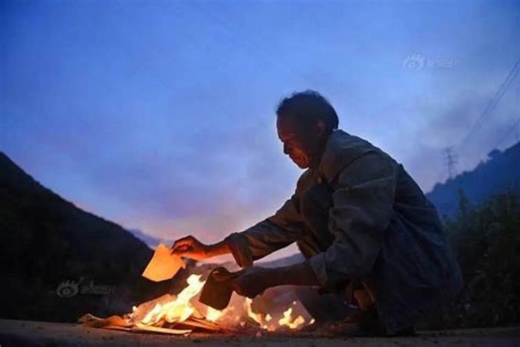 梦见和已死的人在一起吃饭