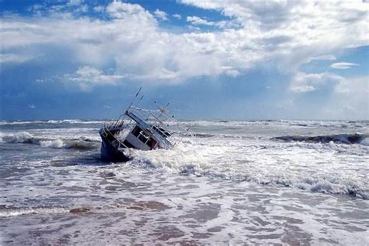 梦见大海波涛汹涌和船