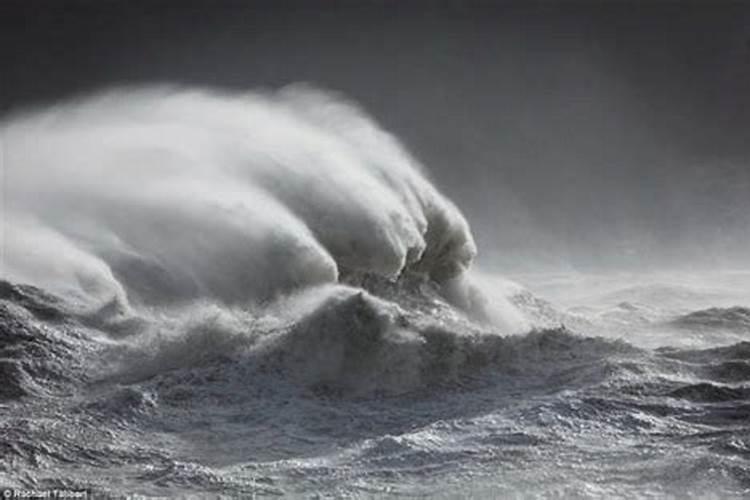 梦见波涛汹涌的海浪