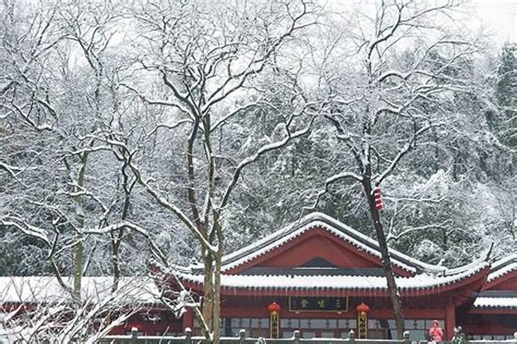 女人梦见下雪是什么征兆梦见自己进庙见神像