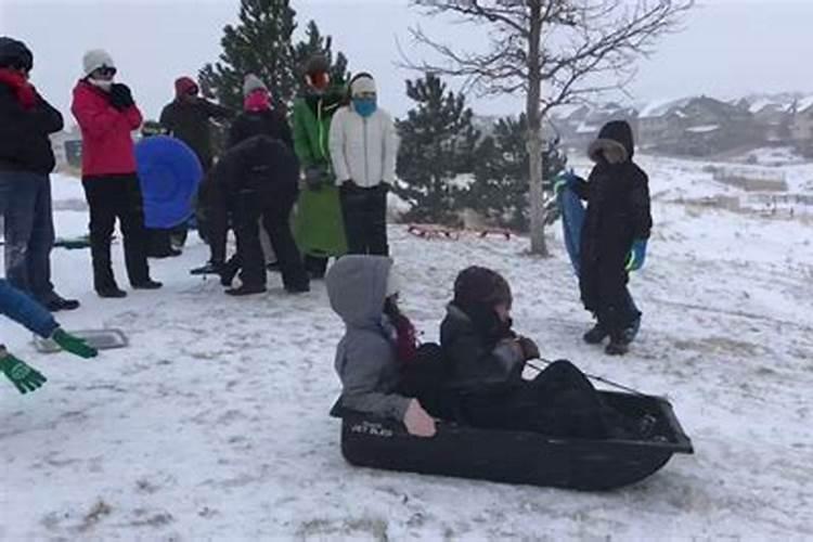 梦见很多人在玩雪