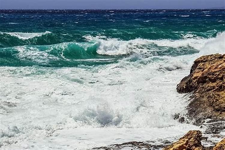 梦见大海在波涛汹涌