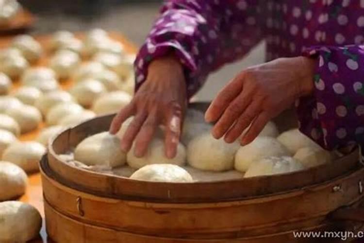 梦见下雨什么意思女人梦见刚出锅的馒头