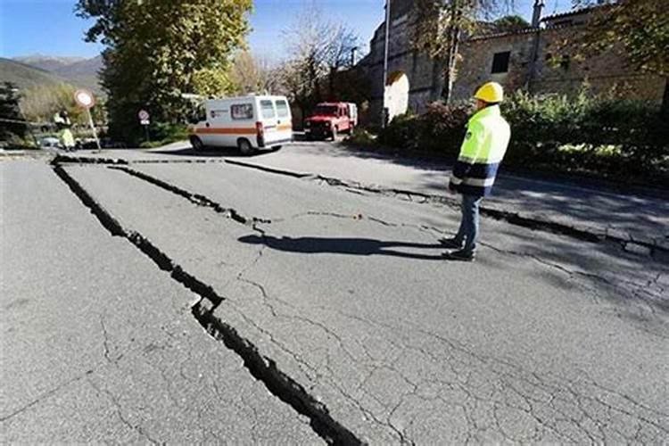 梦见路塌下来了