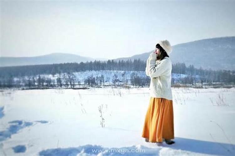 男人梦见地上有很厚的雪