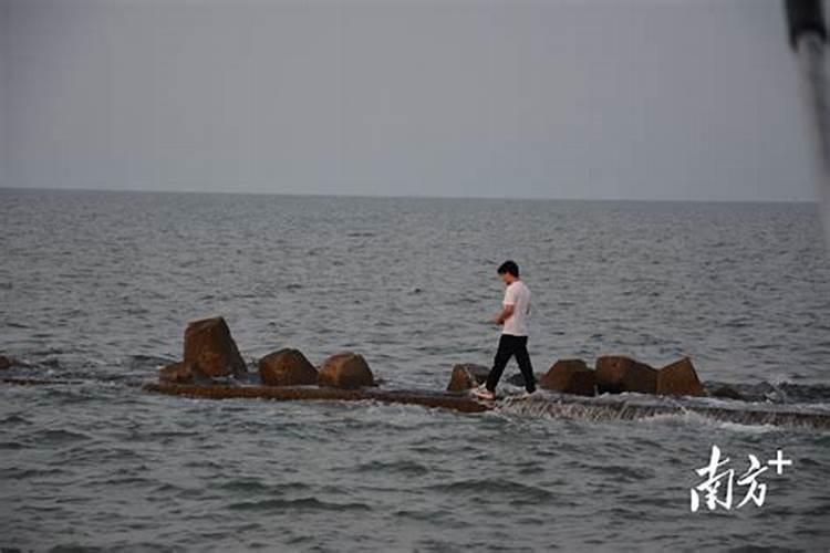 梦到河水涨潮自己脱险