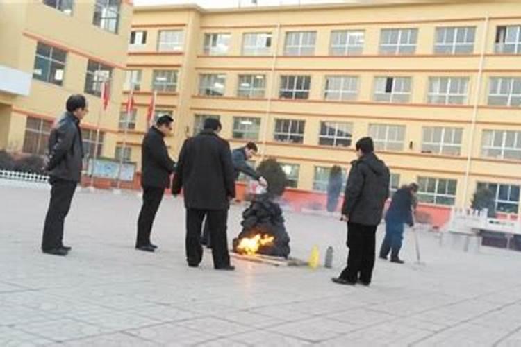 梦见和陌生男人在一起逛街玩