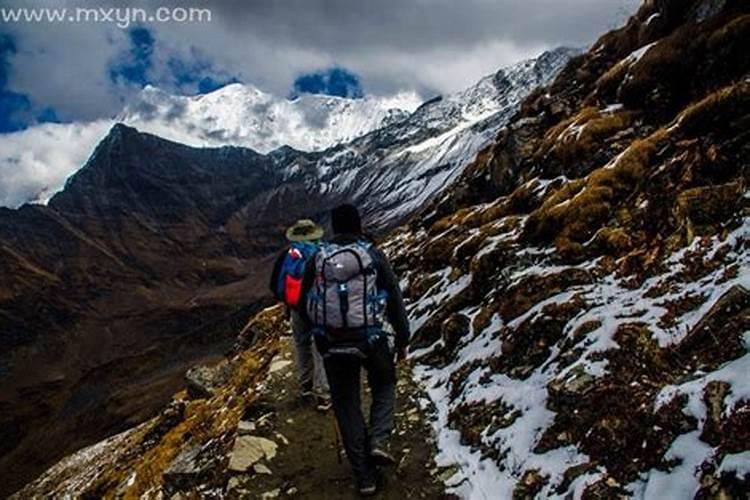 梦见登山旅游