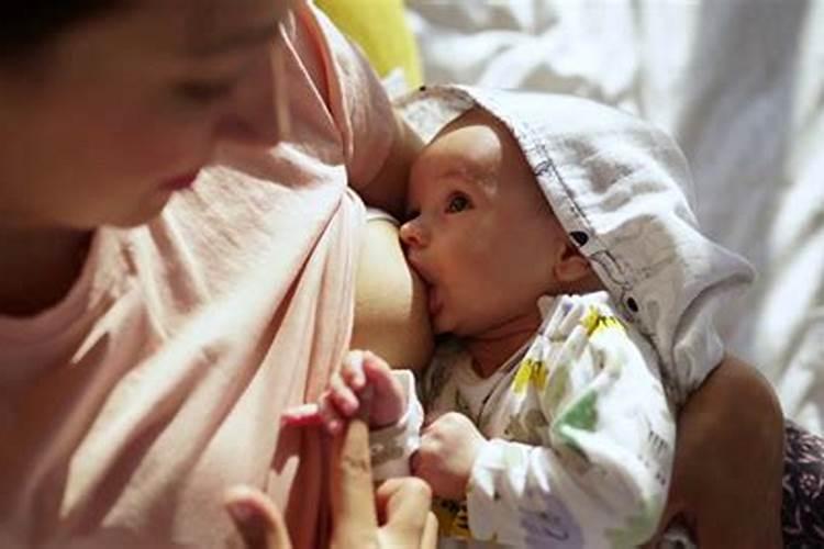 女人梦见自己抱着一个小婴儿喂奶