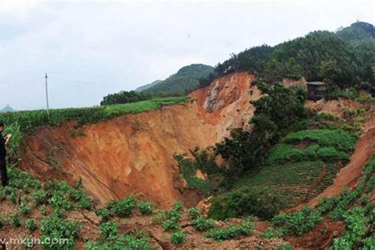 梦见房塌地陷是什么意思